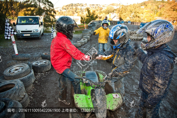 孩子喜歡在泥濘的四跑道上和四輛自行車賽跑