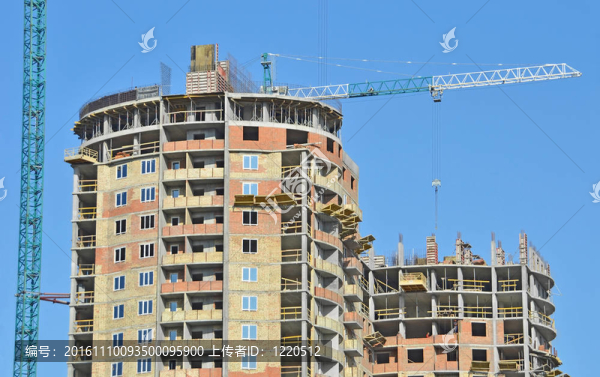 起重機(jī)和建筑工地反對(duì)藍(lán)天