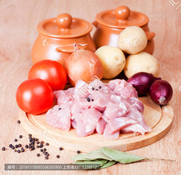 切肉和蔬菜；準(zhǔn)備在鍋里壓制。
