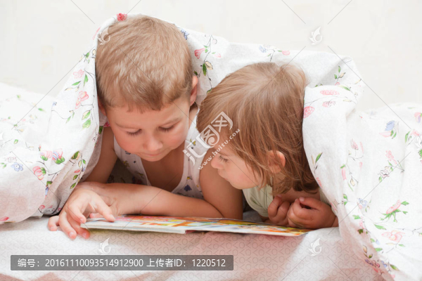可愛的孩子；兄妹；讀書；床上