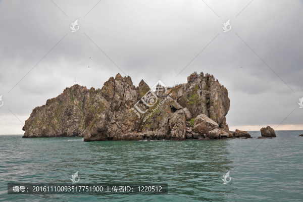 大海中的巖石映襯著多云的天空