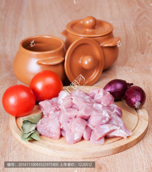 切肉和蔬菜；準(zhǔn)備在鍋里壓制。