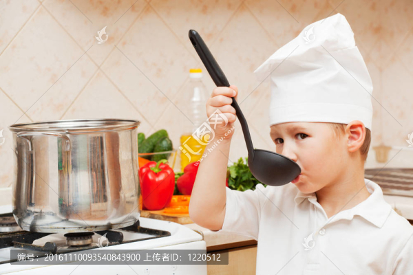 廚房里的小男孩幫忙做晚飯