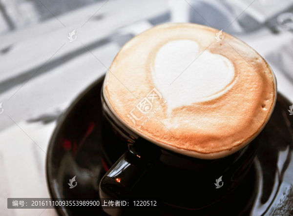 牛奶和心臟形狀的咖啡杯