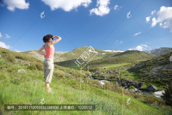 望著遠(yuǎn)處的群山