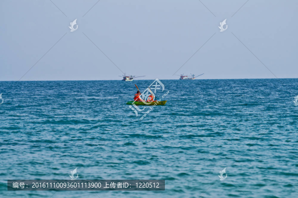 父親和兒子在大海中劃著獨木舟