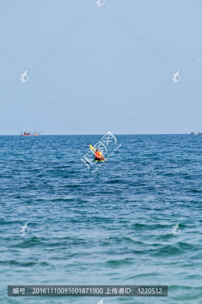 父親和兒子在大海中劃著獨木舟