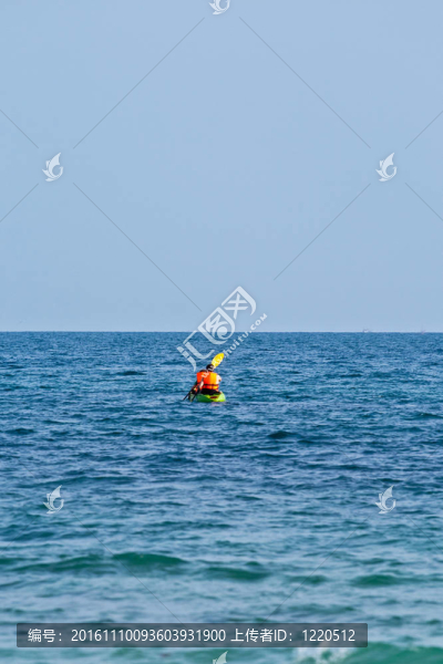 父親和兒子都padelling在海上獨(dú)木舟