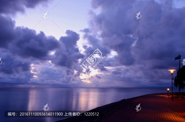早期的海上日出