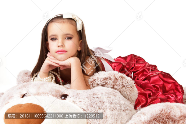 美麗的小女孩穿著紅色晚禮服