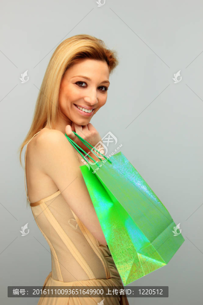 帶購物袋的快樂美麗的女孩