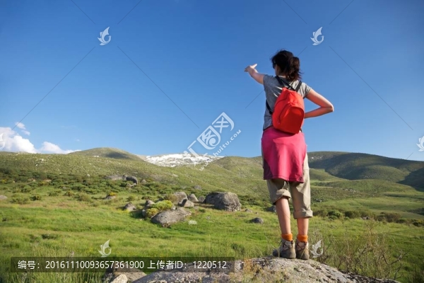 紅色背包的女人指著Gredos山