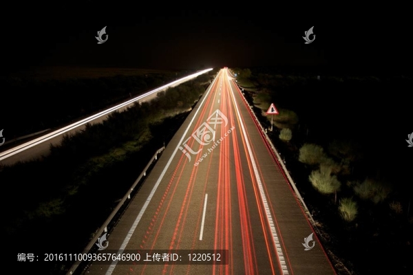 夜晚的高速公路