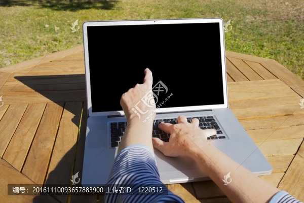 在屏幕上的老婦人的手標(biāo)記