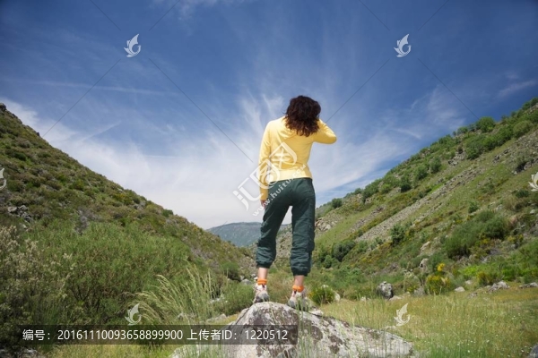 站在自然的女人