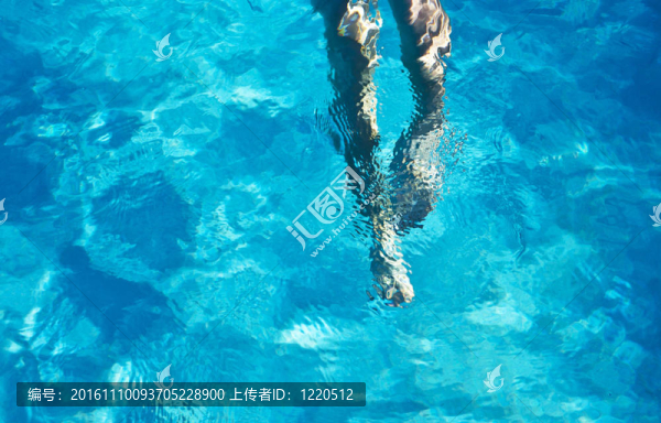 在游泳池里