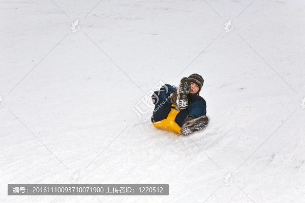 孩子們在冬天的雪一滑道滑冰