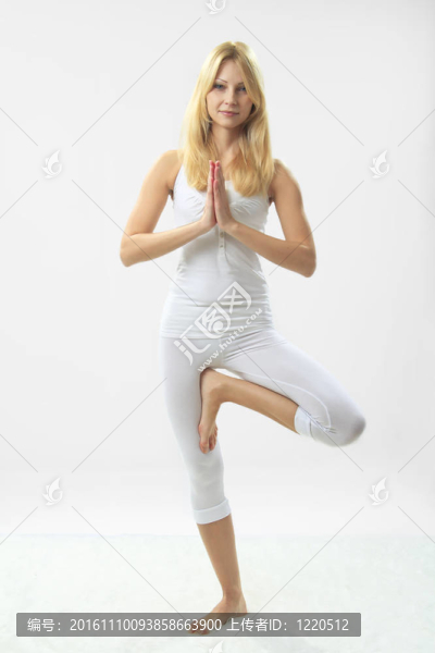 年輕漂亮女孩專業(yè)從事瑜伽