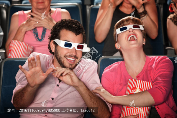 帶3D眼鏡的夫婦