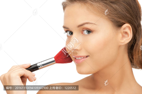 漂亮的女人用刷子