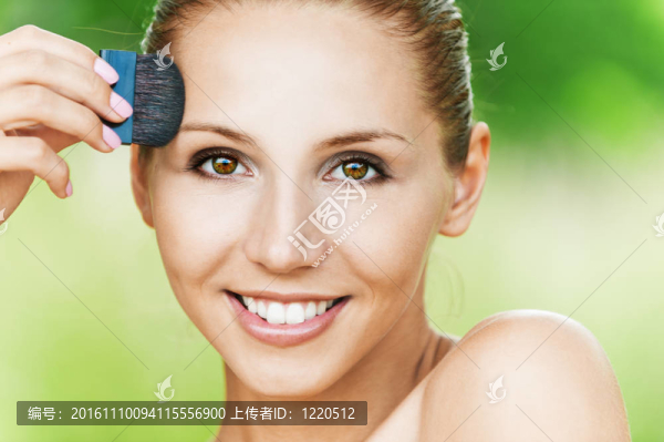 女人把化妝