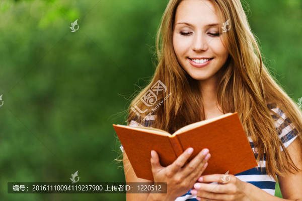 女人與一本書；閱讀