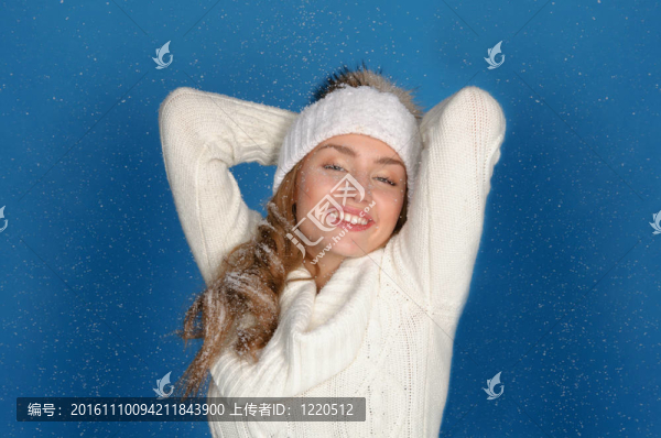 幸福的女人在冬天的衣服下下雪