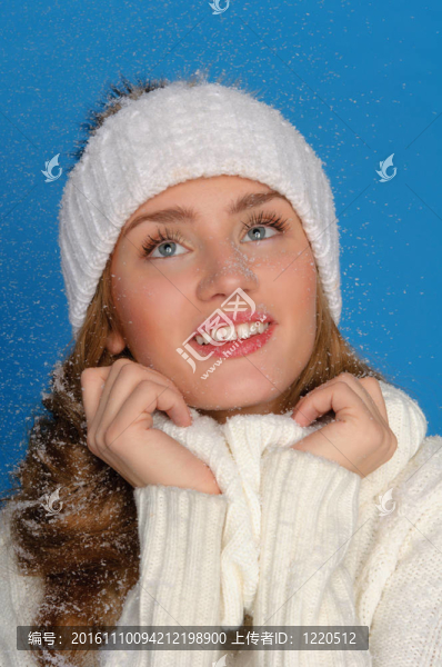幸福的女人在冬天的衣服下下雪