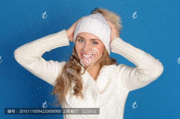幸福的女人在冬天的衣服下下雪