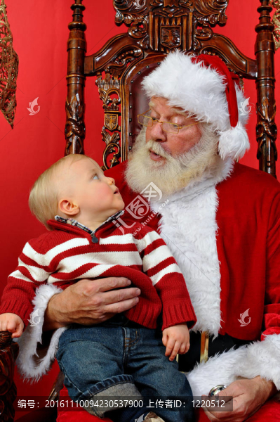嬰兒抬頭看Santa