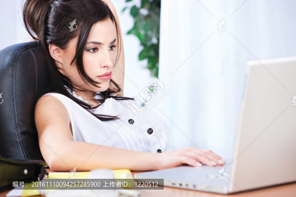 在辦公室里工作的女人