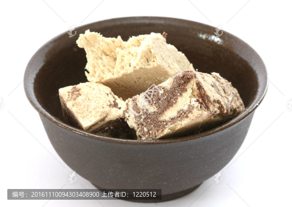 典型的希臘可可豆酥糖甜點切成兩片褐色的碗