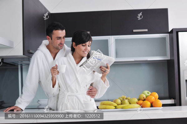 年輕夫婦在現(xiàn)代廚房里玩得很開心
