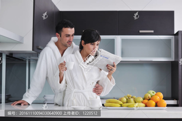 年輕夫婦在現(xiàn)代廚房里玩得很開(kāi)心