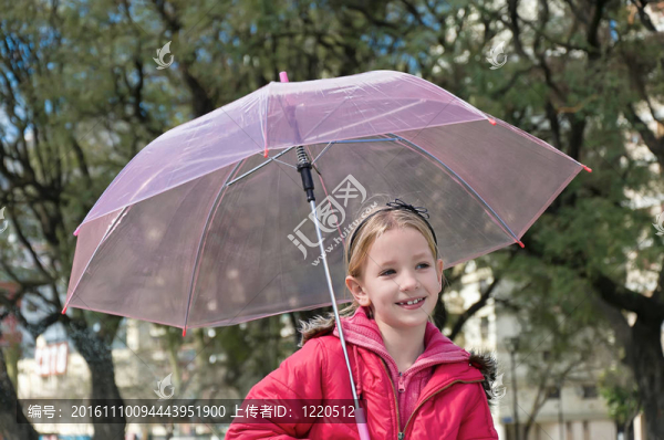 公園里帶雨傘的小女孩