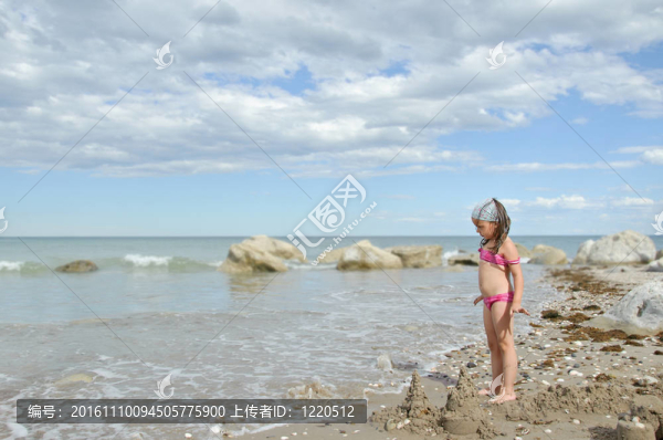 在海灘玩的女孩