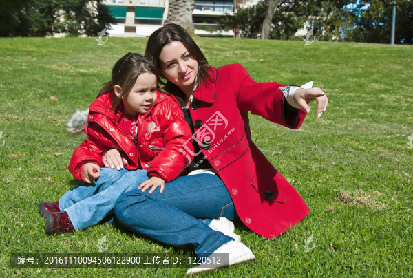 母親和女兒在公園里玩得很開心。