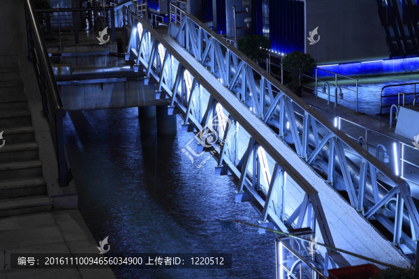 藍色的燈光渡橋