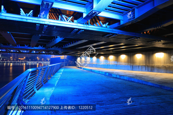 藍(lán)色的燈光渡橋