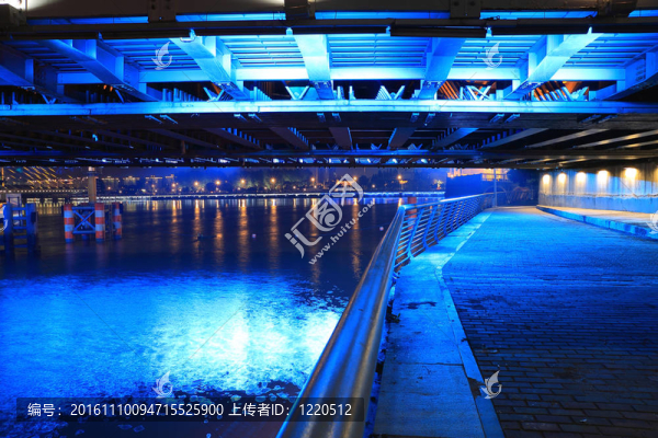 藍色的燈光渡橋