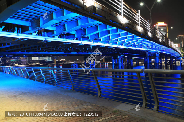 藍(lán)色的燈光渡橋