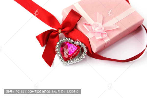 紅心；絲帶和禮品盒