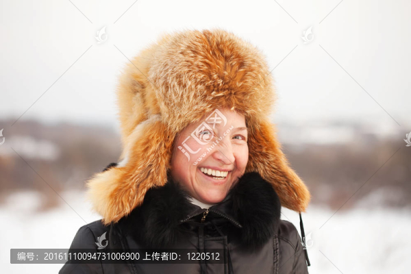 幸福成熟的女人在冬天