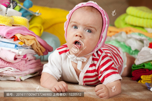 帶孩子衣服的嬰兒