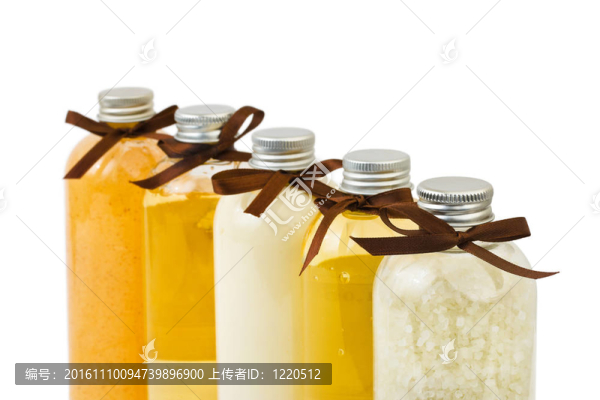 瓶的溫泉油和鹽