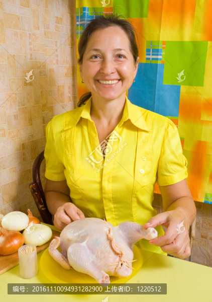 女人把釀餡雞