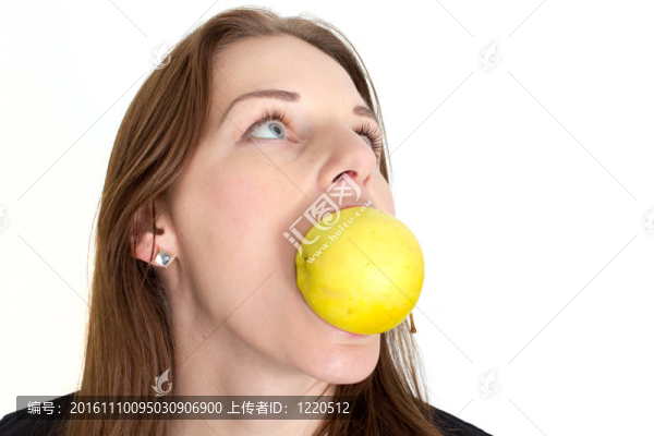 女人咬著一個黃色的蘋果