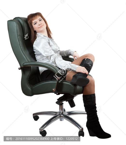 坐在豪華辦公椅上的女人