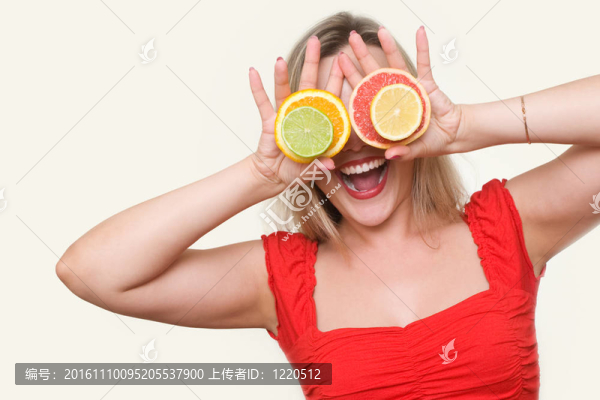 女孩與柑橘