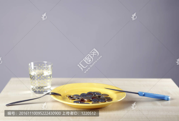 歐元硬幣在盤子里